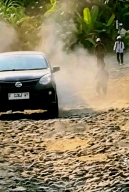 Mahasiswa KKN keluhkan jalan hancur di Cibitung Sukabumi