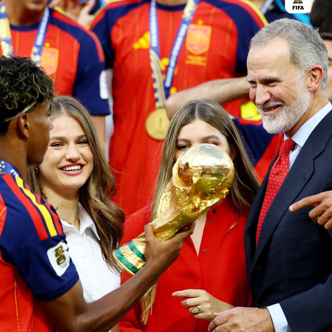 Biografi dan foto-foto cantik Putri Leonor, pewaris takhta Kerajaan Spanyol 3 Lamine Yamal menyerahkan Piala Dunia kepada Raja Felipe dan keluarga Kerajaan Spanyol - Getty Images