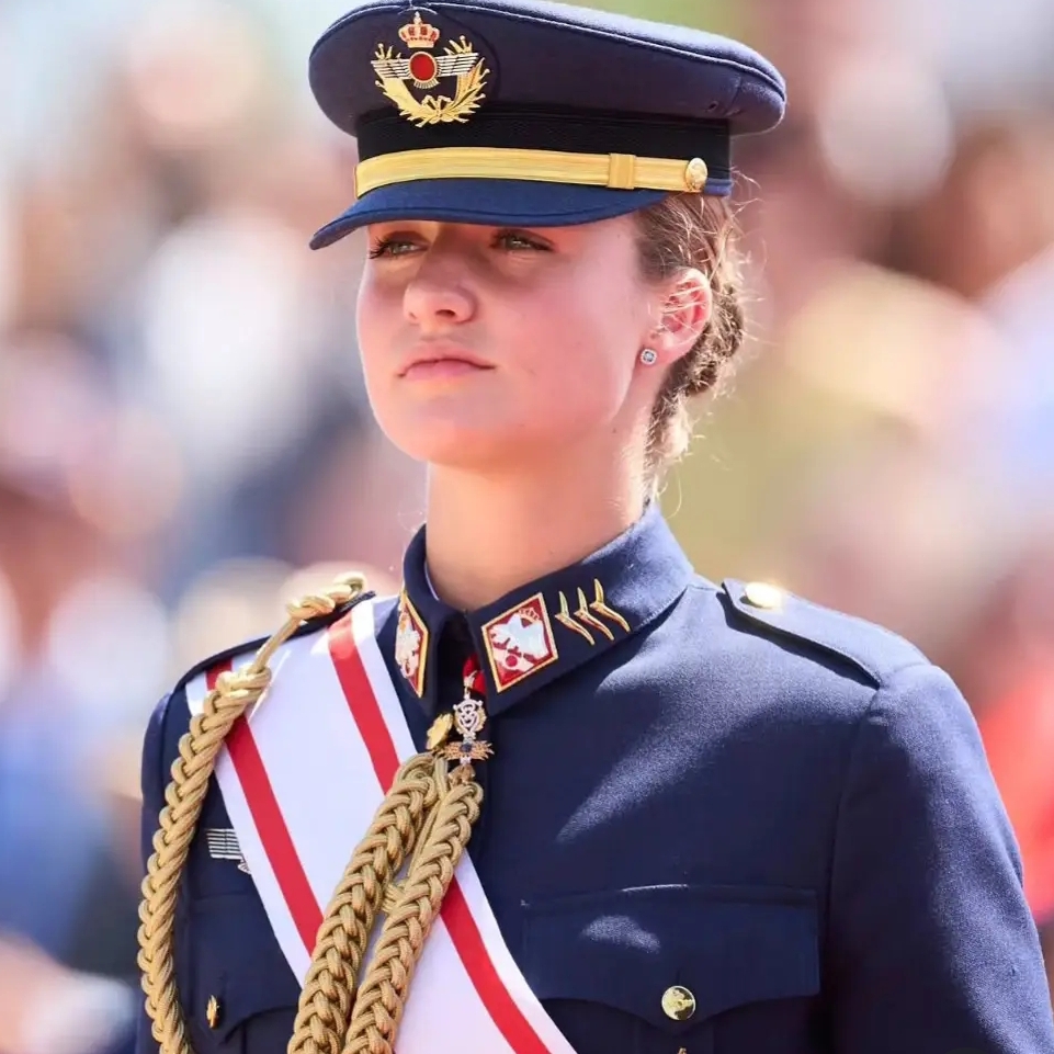 Biografi dan foto-foto cantik Putri Leonor, pewaris takhta Kerajaan Spanyol 6 Leonor, Putri Asturias Putri Mahkota Spanyol mengikuti wajib militer - @princessleonordeasturias