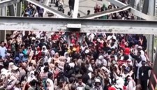 Masyarakat menggunakan uang pribadi memperbaiki Jembatan Enang-Enang di Kecamatan Pintu Rime Gayo, Bener Meriah - Ist