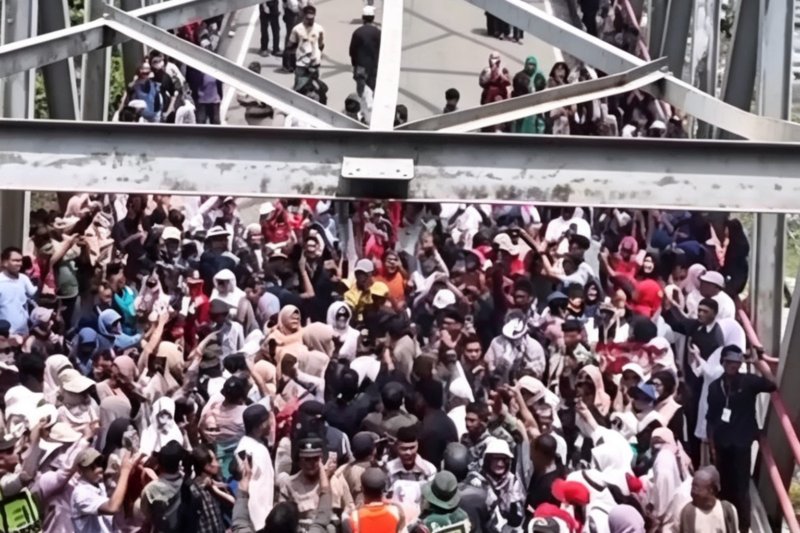 Masyarakat menggunakan uang pribadi memperbaiki Jembatan Enang-Enang di Kecamatan Pintu Rime Gayo, Bener Meriah - Ist