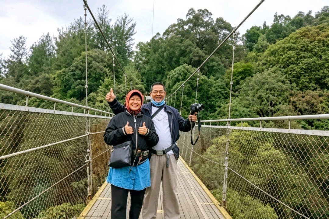 Cerita pensiunan berwisata ke Jembatan Gantung Situ Gunung Sukabumi naik Honda Supra X 1 Cerita pensiunan, Misbahuddin Moerad dan Istri berwisata ke Jembatan Gantung Situ Gunung Sukabumi naik Honda Supra X