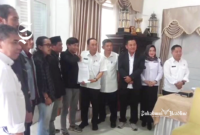 Petisi yang diserahkan langsung kepada Sekretaris Daerah Kabupaten Sukabumi Ade Suryaman - Muhammad Hernadi Mulyana