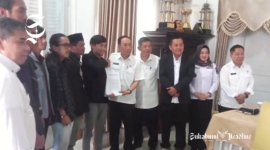 Petisi yang diserahkan langsung kepada Sekretaris Daerah Kabupaten Sukabumi Ade Suryaman - Muhammad Hernadi Mulyana