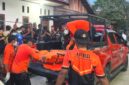 Petugas sedang mengevakuasi jenazah Kholid Jaelani - BPBD PPU