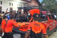 Petugas sedang mengevakuasi jenazah Kholid Jaelani - BPBD PPU