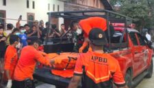 Petugas sedang mengevakuasi jenazah Kholid Jaelani - BPBD PPU