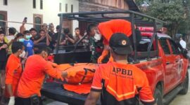 Petugas sedang mengevakuasi jenazah Kholid Jaelani - BPBD PPU