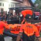 Petugas sedang mengevakuasi jenazah Kholid Jaelani - BPBD PPU