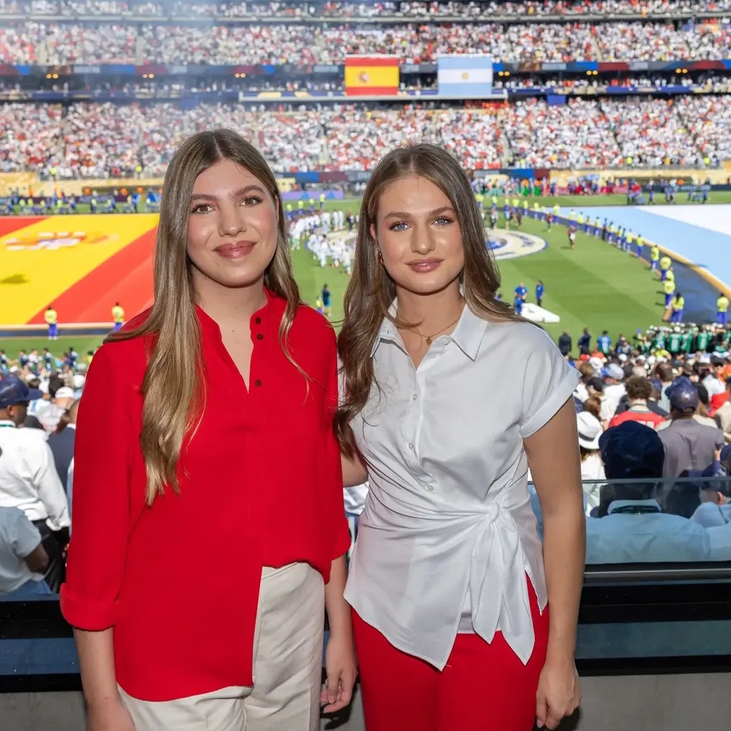 Biografi dan foto-foto cantik Putri Leonor, pewaris takhta Kerajaan Spanyol 4 Putri Leonor (kanan) bersama adiknya, Sofia - @princessleonordeasturias
