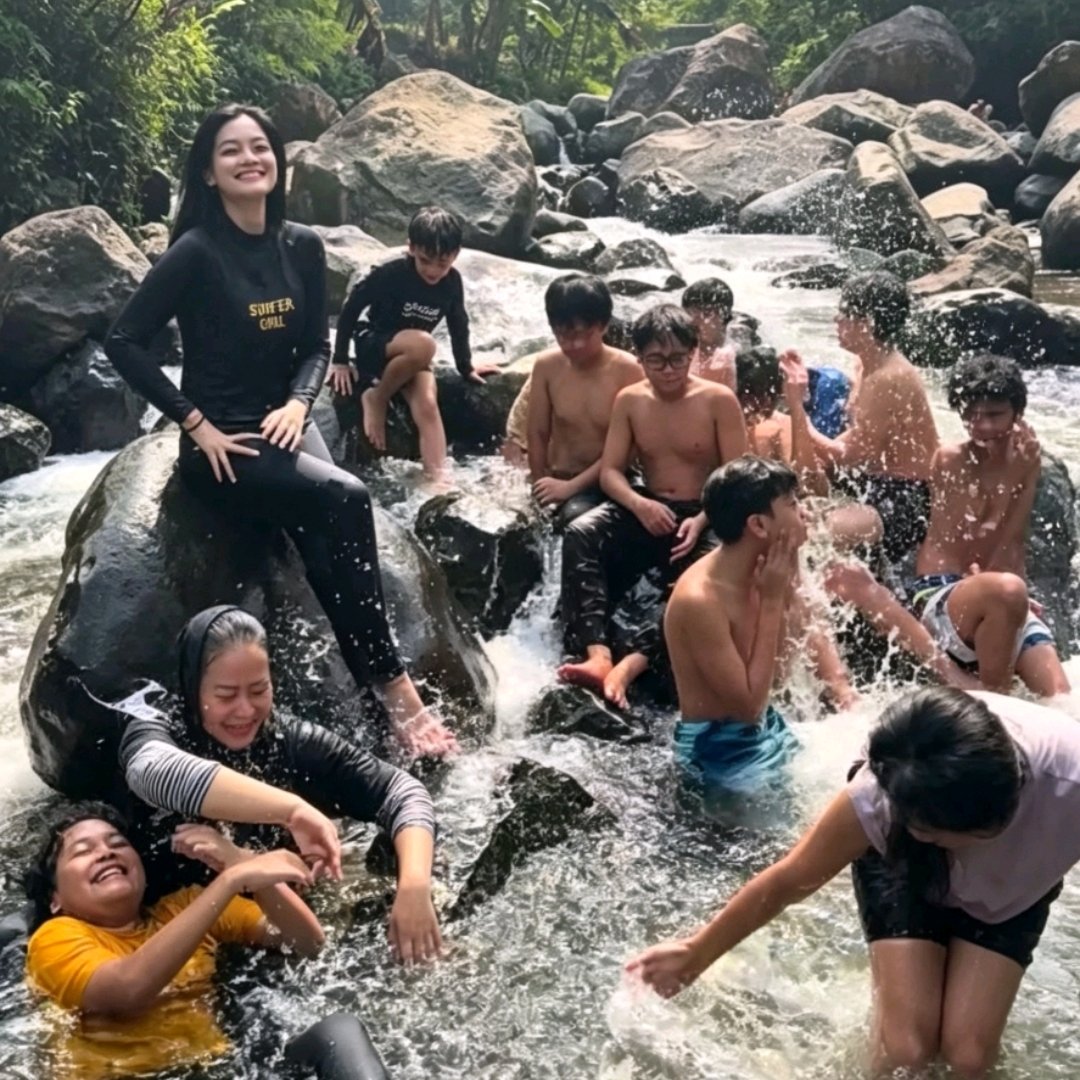 Titi Kamal bermain air bersama di Curug Sawer, Situ Gunung - @titi_kamall