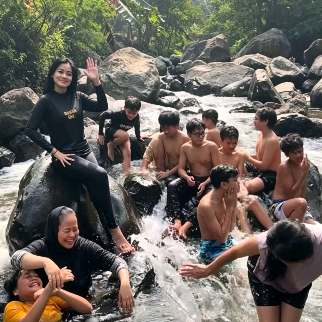 Titi Kamal bermain air bersama di sungai aliran dari Curug Sawer, Situ Gunung - @titi_kamall
