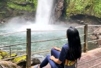 Titi Kamal duduk sambil memandang Curug Sawer, Situ Gunung - @titi_kamall