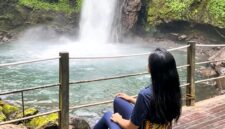 Titi Kamal duduk sambil memandang Curug Sawer, Situ Gunung - @titi_kamall