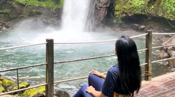 Titi Kamal duduk sambil memandang Curug Sawer, Situ Gunung - @titi_kamall
