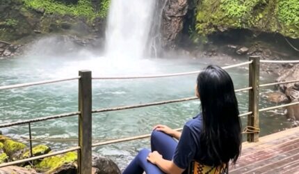 Titi Kamal duduk sambil memandang Curug Sawer, Situ Gunung - @titi_kamall