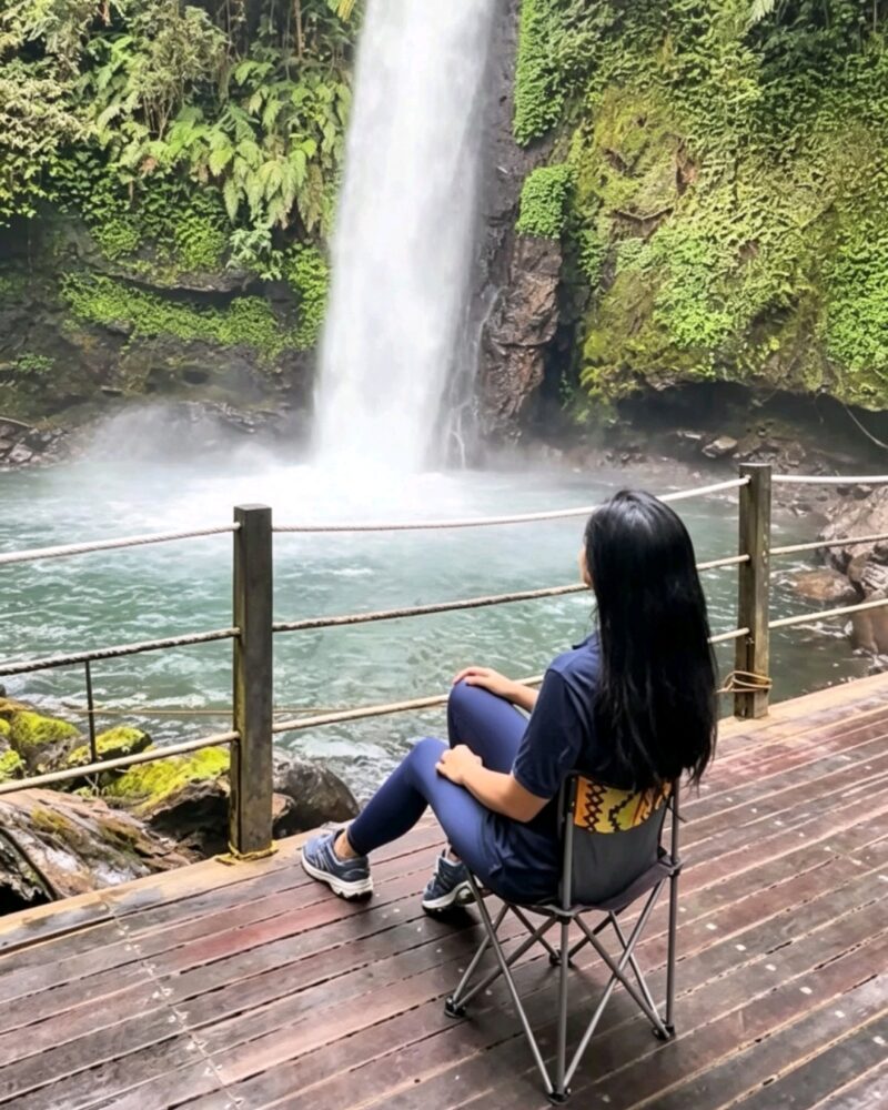 Titi Kamal duduk sambil memandang Curug Sawer, Situ Gunung - @titi_kamall