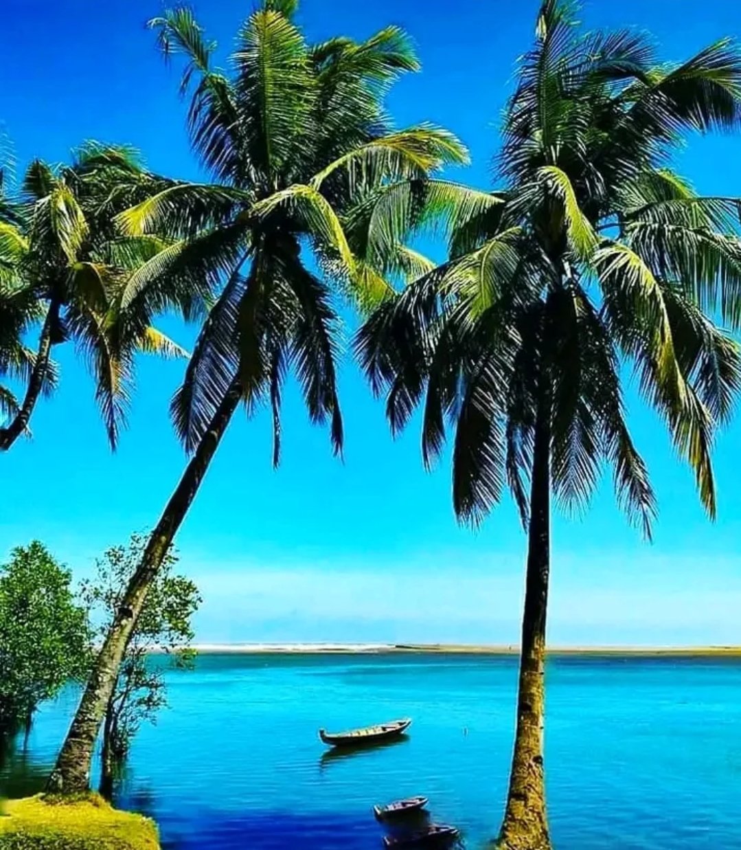Air laut yang biru di Pantai Keusik Urug, Sukabumi