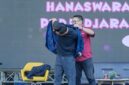 Ananda Omesh memakai jas almamater Universitas Padjadjaran - Unpad