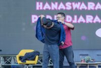 Ananda Omesh memakai jas almamater Universitas Padjadjaran - Unpad
