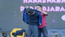 Ananda Omesh memakai jas almamater Universitas Padjadjaran - Unpad