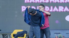 Ananda Omesh memakai jas almamater Universitas Padjadjaran - Unpad
