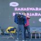 Ananda Omesh memakai jas almamater Universitas Padjadjaran - Unpad