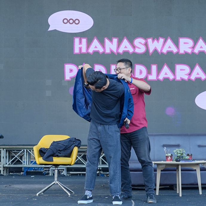 Ananda Omesh memakai jas almamater Universitas Padjadjaran - Unpad