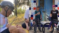 Go Suhartono, peserta tertua dan Muhammad Gusti Hibatullah sebagai peserta termuda - Main Sepeda