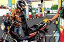 Ilustrasi motor sedang diisi Pertalite di SPBU - sukabumiheadline.com