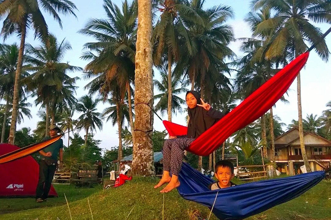 Istirahat di hammock di Pantai Keusik Urug, Sukabumi - Ist