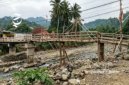 Jembatan penyeberangan di Cisolok Sukabumi hancur diterjang banjir - sukabumiheadline.com