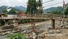 Jembatan penyeberangan di Cisolok Sukabumi hancur diterjang banjir - sukabumiheadline.com