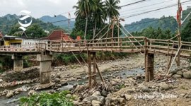 Jembatan penyeberangan di Cisolok Sukabumi hancur diterjang banjir - sukabumiheadline.com