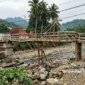 Jembatan penyeberangan di Cisolok Sukabumi hancur diterjang banjir - sukabumiheadline.com