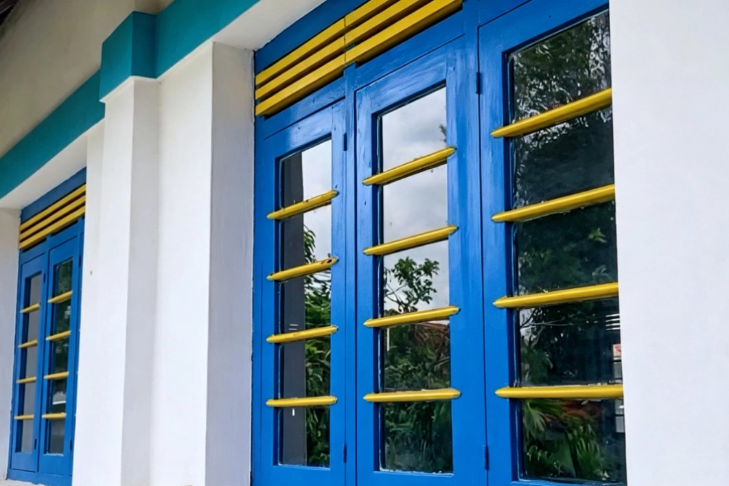 Kusen jendela Masjid Al Munawaroh, Kadudampit, Kabupaten Sukabumi