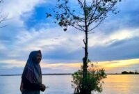 Matahari terbenam di Pantai Keusik Urug, Sukabumi - Ist