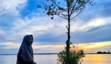 Matahari terbenam di Pantai Keusik Urug, Sukabumi - Ist