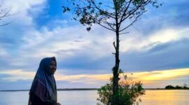 Matahari terbenam di Pantai Keusik Urug, Sukabumi - Ist