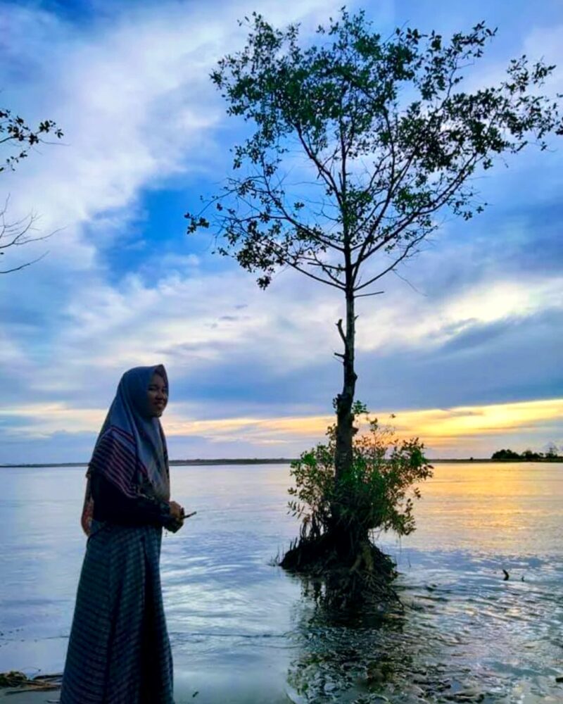 Matahari terbenam di Pantai Keusik Urug, Sukabumi - Ist