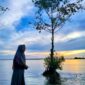 Matahari terbenam di Pantai Keusik Urug, Sukabumi - Ist