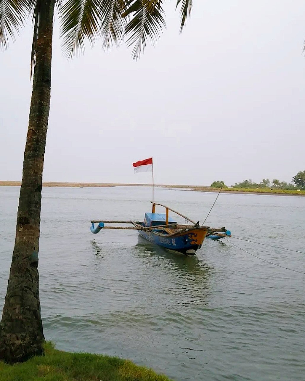 Perahu nelayan di Pantai Keusik Urug, Sukabumi