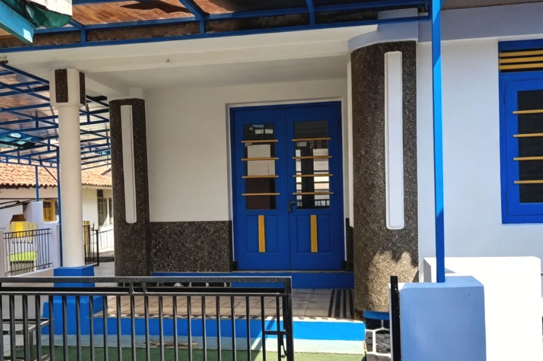 Pintu masuk Masjid Al Munawaroh, Kadudampit, Kabupaten Sukabumi