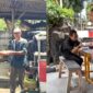 Polsek Kalapanunggal berbagi makan gratis - Ist