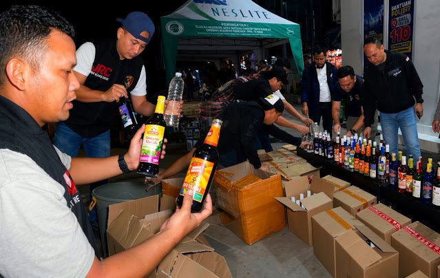Ratusan botol miras diamankan di wilayah utara Sukabumi - Ist