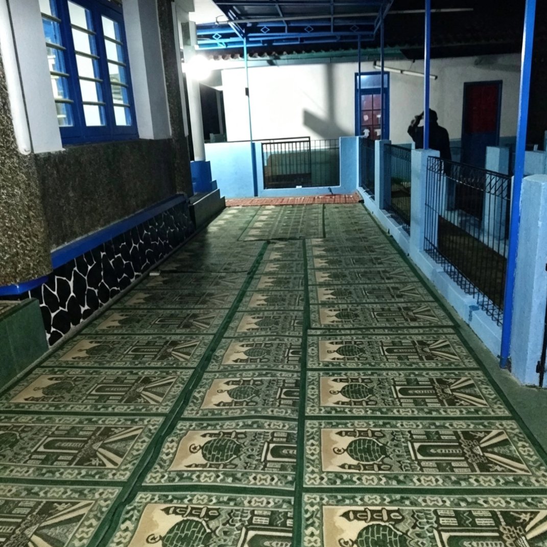 Teras Masjid Al Munawaroh, Kadudampit, Kabupaten Sukabumi dipasangi sajadah