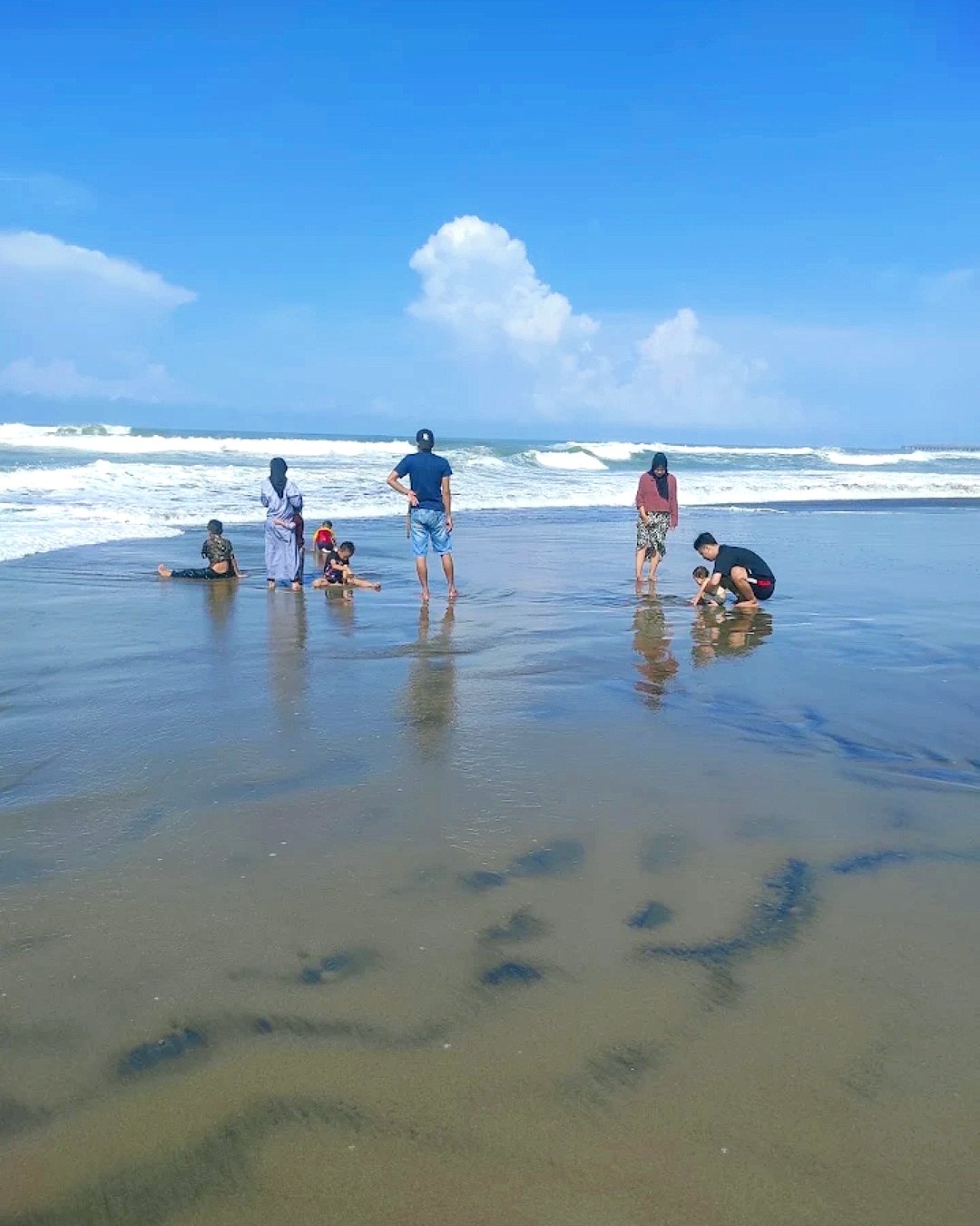 Wisatawan bermain di Pantai Keusik Urug, Sukabumi
