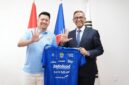 Duta Besar Rl untuk Republik Korea Cecep Herawan dan Deputy CEO PERSIB Bandung Adhitia Putra Herawan - @indonesiainseoul