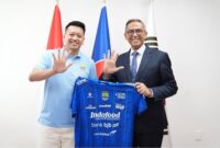 Duta Besar Rl untuk Republik Korea Cecep Herawan dan Deputy CEO PERSIB Bandung Adhitia Putra Herawan - @indonesiainseoul