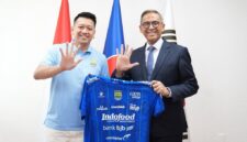Duta Besar Rl untuk Republik Korea Cecep Herawan dan Deputy CEO PERSIB Bandung Adhitia Putra Herawan - @indonesiainseoul